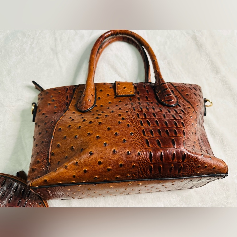 Vintage Brown Embossed Tote Bag with Matching Wristlet Pouch - Picture 4 of 9